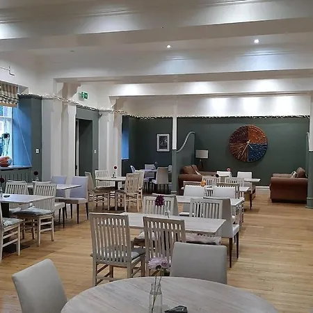 2 Bed In Peaceful South Lakes Village *